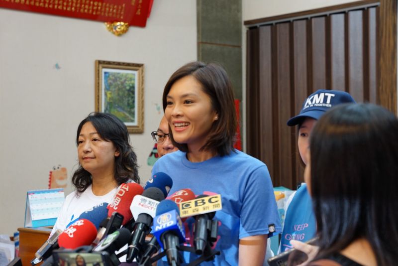 ▲陳其邁維基百科遭篡改,李眉蓁則表示,她不清楚!維基百科就是很多人可以改,所以看看就好。(圖/李眉蓁競選辦公室提供)