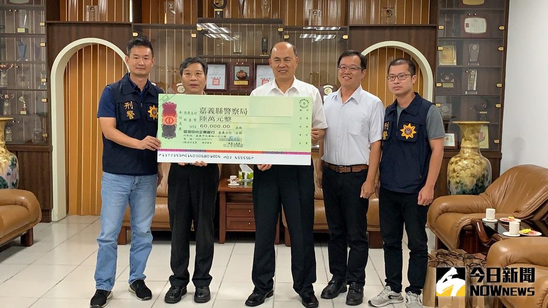 ▲台電嘉義區營業處長謝義隆(左2)到嘉義縣警察局致贈新台幣6萬元破案獎勵金。(圖／記者陳惲朋攝）