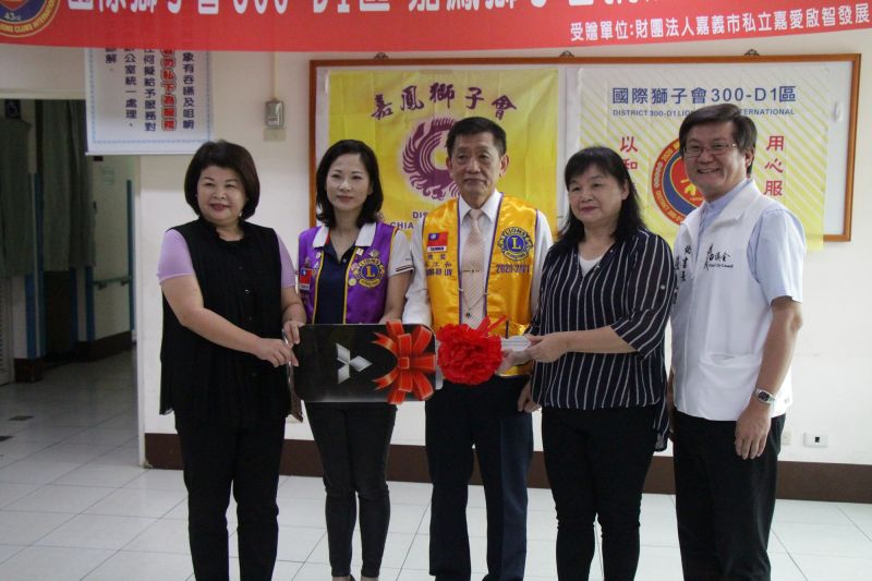 ▲嘉愛福祉車捐贈,集結了總監張秀華、會長羅惠美及眾多獅姐的愛心。(圖/嘉愛啟智中心提供,2020.08.05)