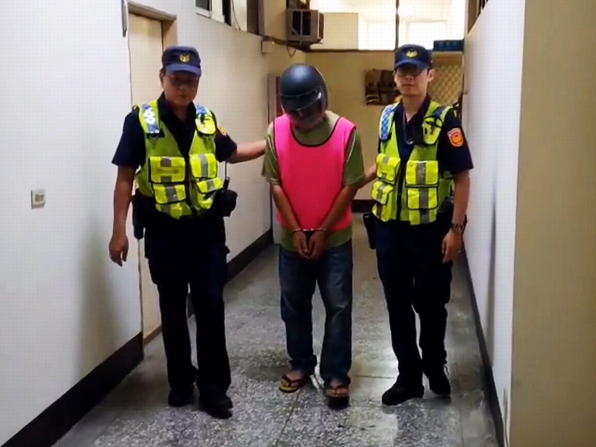 ▲酒後持刀劃傷友人強盜兩千元，嫌犯於屏東市落網。（圖／東港警分局提供 2020.08.05）