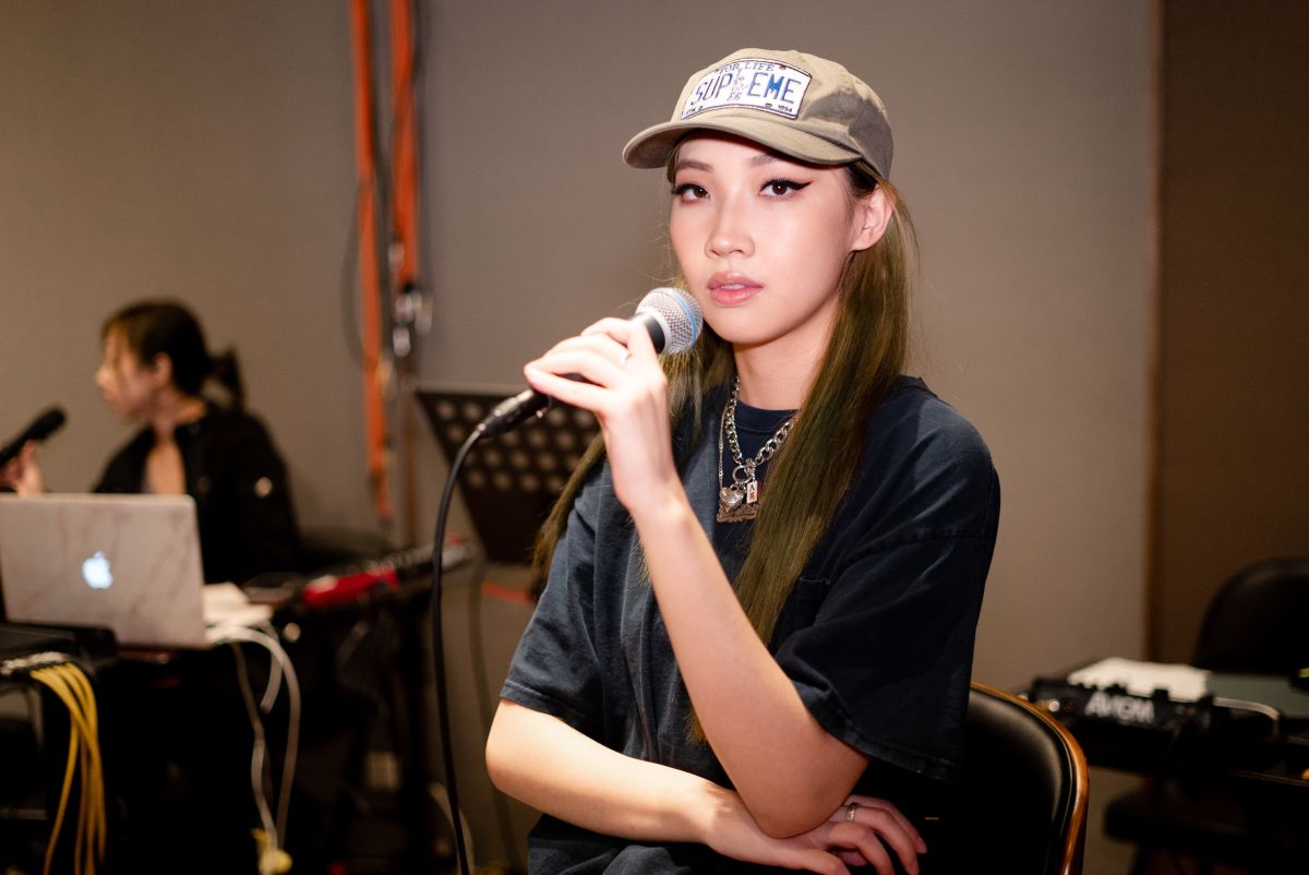 ▲Karencici提到在美國讀書時，因為語言、膚色遭到歧視，她靠著積極學英文，與同學拉近關係。（圖／華研國際提供）