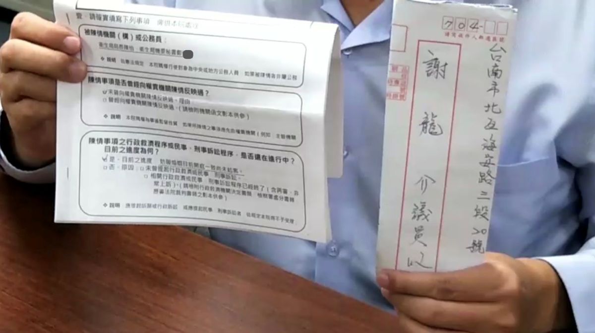 ▲市議員謝龍介出示曾男的陳情書。（圖／民眾提供）