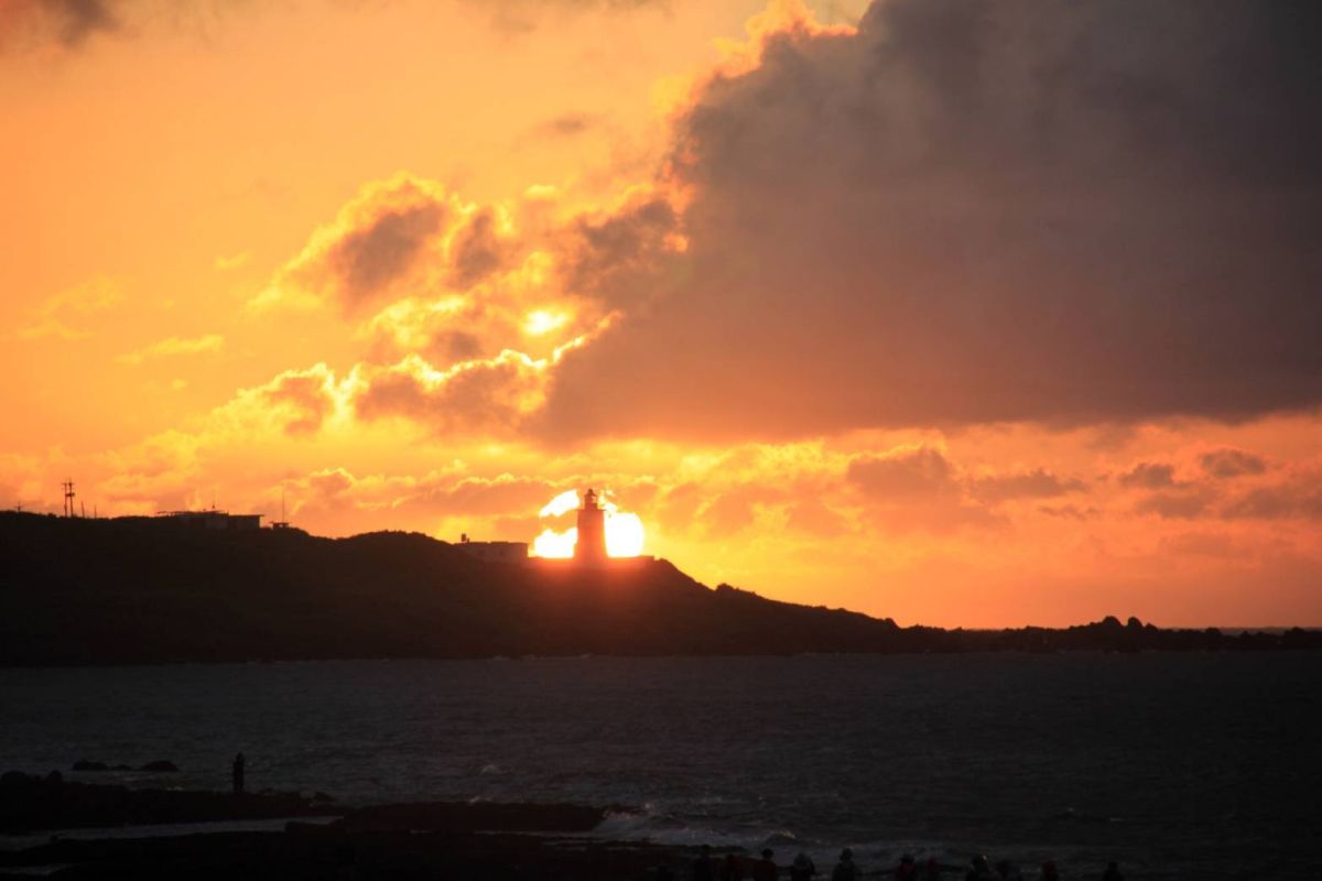 ▲方便民眾拍攝「燈塔懸日」奇景，航港局即日提早於傍晚6點點亮富貴角燈塔。(圖/交通部航港局提供)