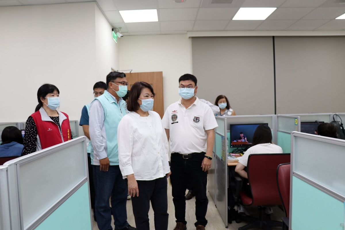 ▲黃敏惠實地訪視補習班進行防疫宣導。〔圖／嘉市府提供2020.08.05〕