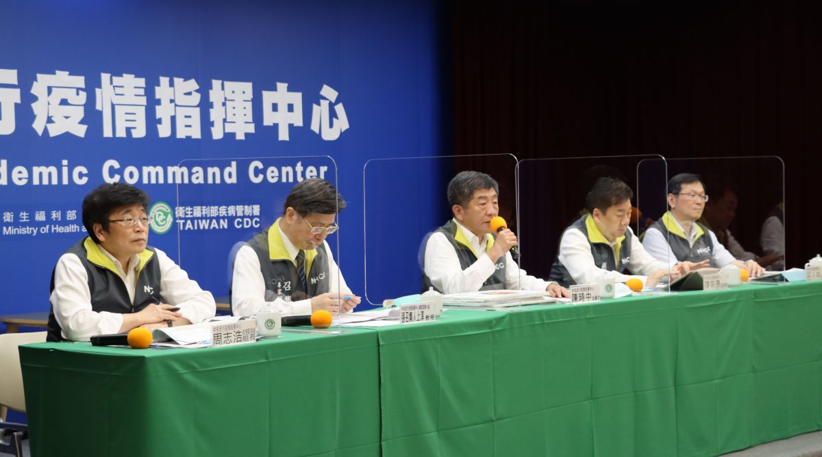 ▲宜蘭金六結營區一名新兵疑似出現「味覺異常」情況，軍方憂該員罹患新冠肺炎，已送醫採檢。中央流行疫情指揮中心對此表示，如果今晚7點有收到此案的篩檢結果且確診，將會在明（6）日開記者會說明。（圖／指揮中心提供）