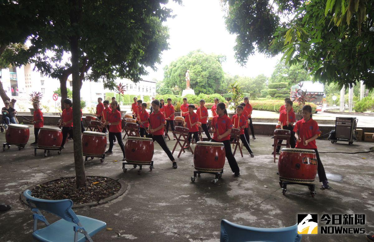 ▲父親節前夕，中彰榮家邀請彰化縣南興國小太鼓公益表演，小朋友的精采演出，獲得中彰榮家爺爺、奶奶的按讚。（圖／記者陳雅芳攝，2020.08.05）