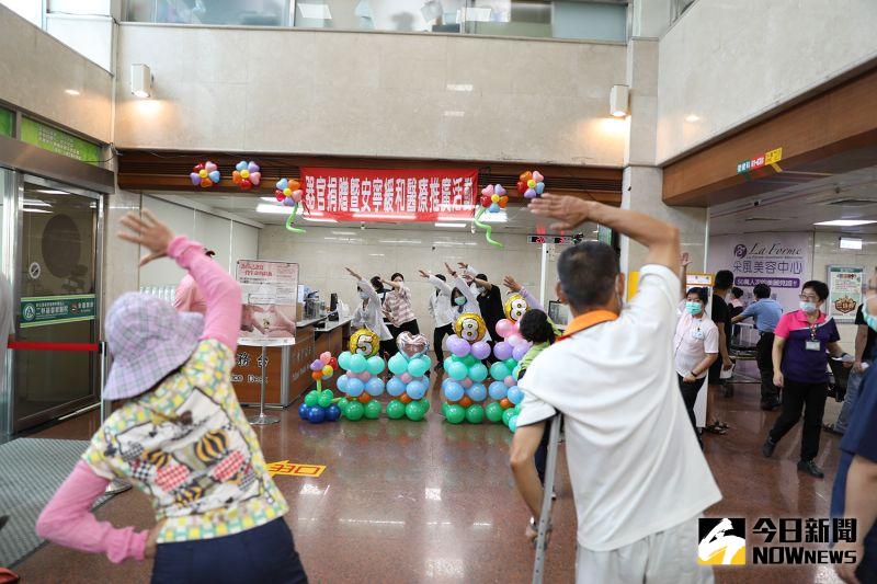 ▲復健科治療師為爸爸精心設計的活力「爸」氣操,有蹲馬步運動、大腿肌力訓練、左右搖擺韻律運動、核心運動。(圖/記者陳雅芳攝,2020.08.05)