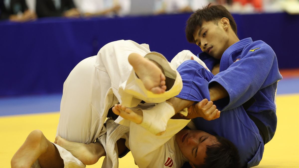 ▲模擬東京奧運對抗賽，柔道焦點戰「排灣族勇士」楊勇緯(藍衣)在加時賽中以1:0擊敗哥哥楊俊霆。（圖／國訓中心提供）