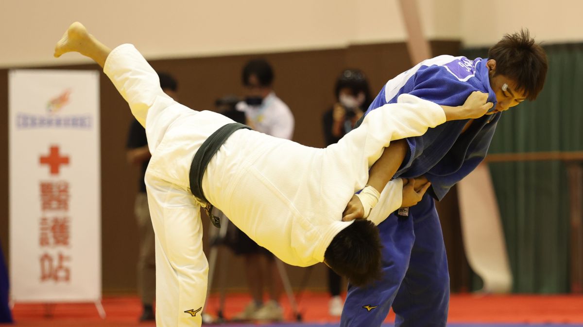 ▲模擬東京奧運對抗賽，柔道焦點戰「排灣族勇士」楊勇緯(藍衣)在加時賽中以1:0擊敗哥哥楊俊霆。（圖／國訓中心提供）