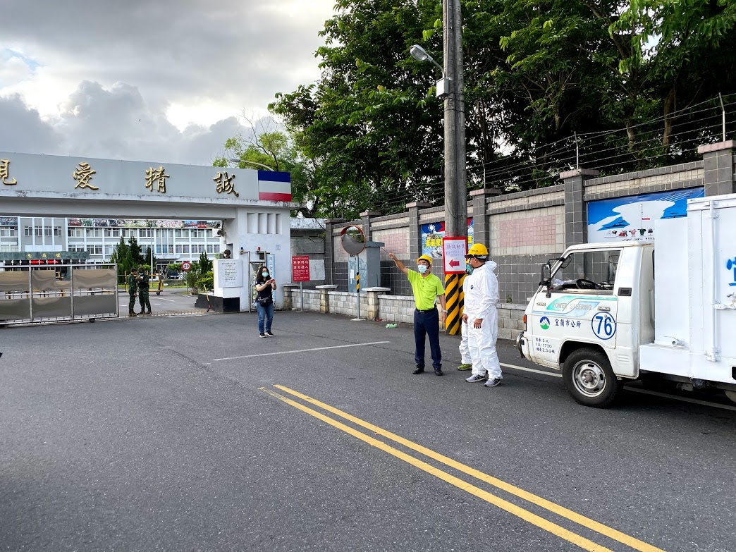 ▲宜蘭市長江聰淵親自帶隊火速趕往金六結營區進行周遭環境消毒。（圖／記者李清貴攝,2020.08.05)