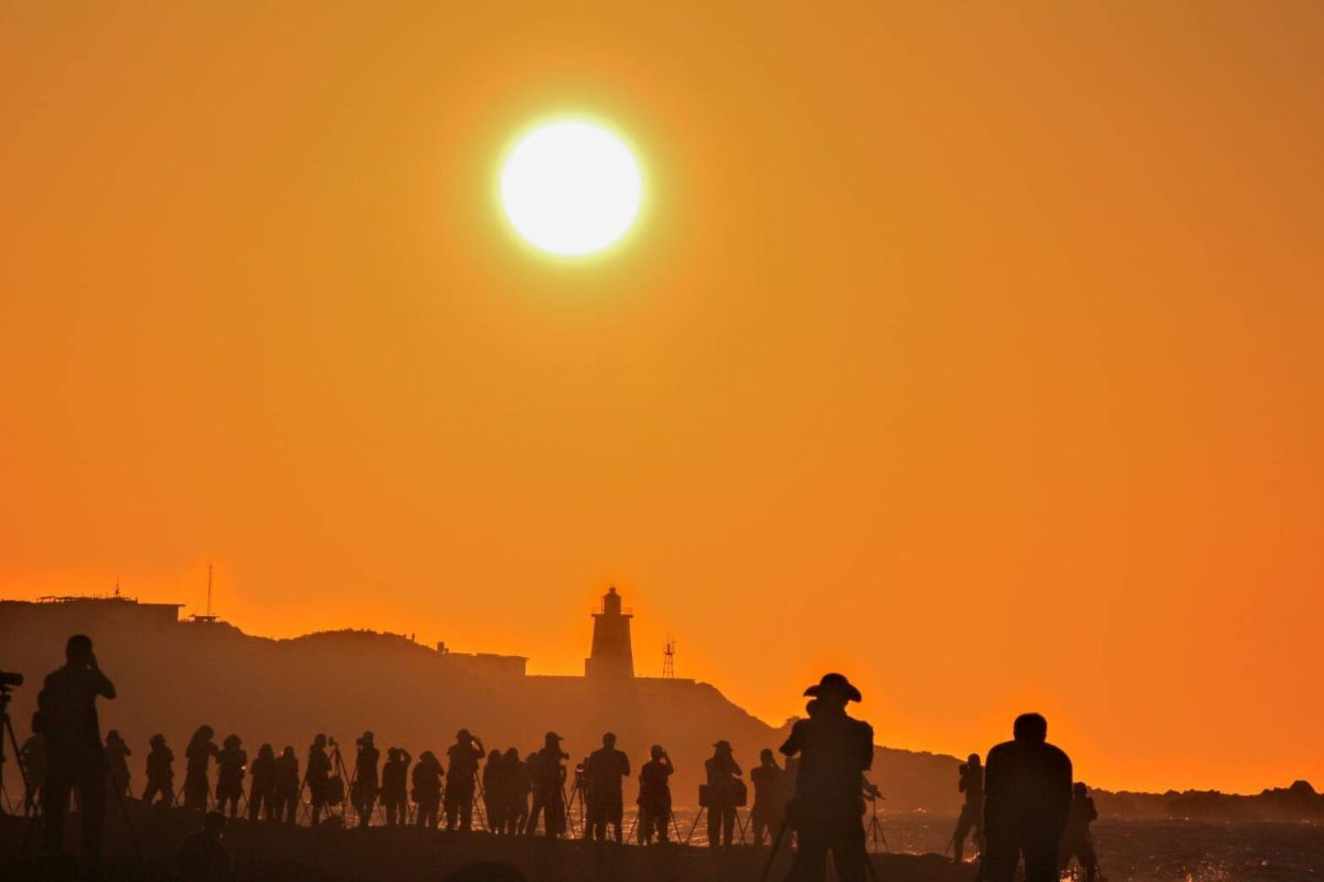 ▲富貴角燈塔懸日即日起至 8 月 26 日登場。（圖／航港局）