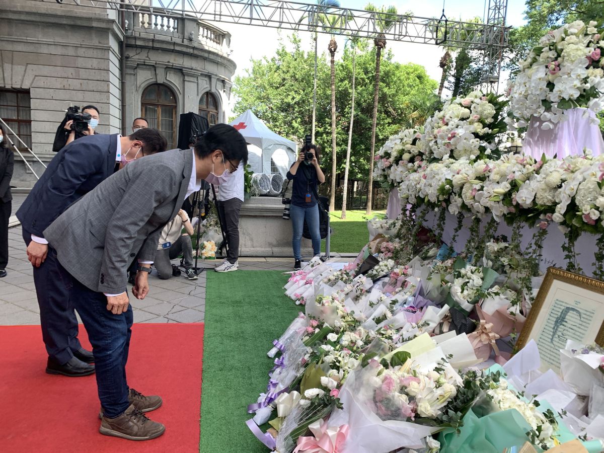 ▲民進黨高雄市長補選候選人陳其邁弔唁已故前總統李登輝。（圖／陳其邁競辦提供）