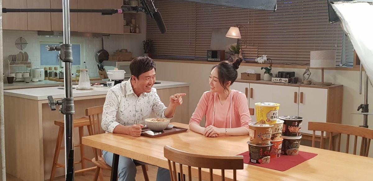 ▲若女兒王敏淳（右）閃婚，檢場愣回12字。（圖 / 艾迪昇傳播提供）