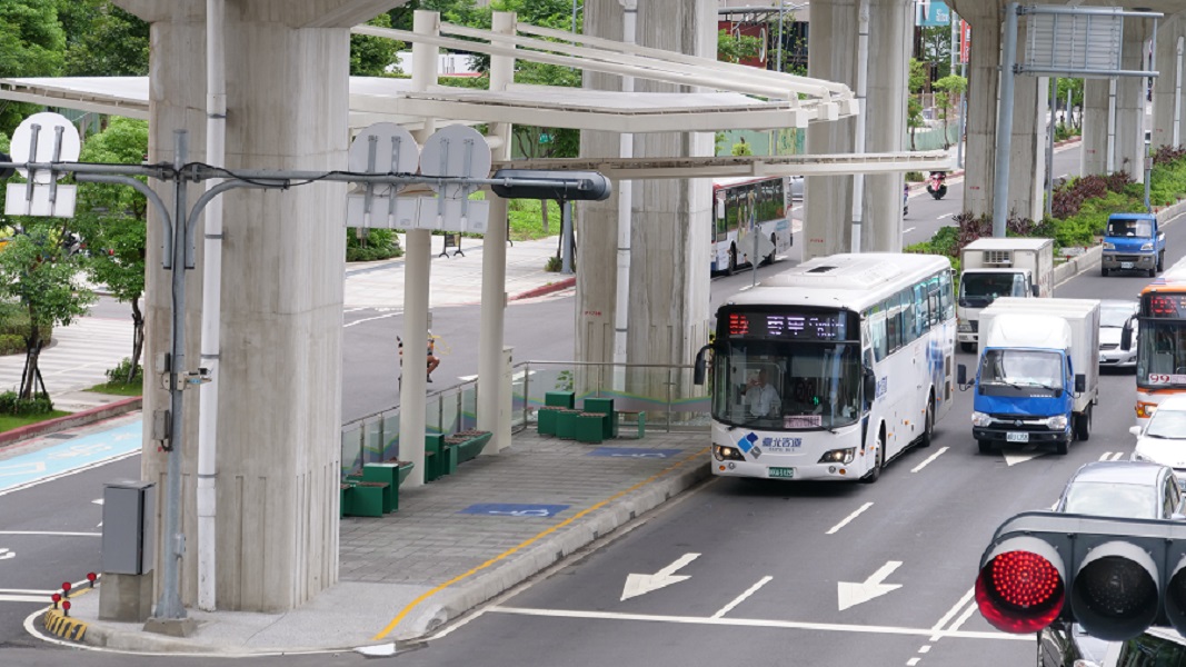 ▲新北市交通局將思源路往北（五股）方向快車道的外側車道調整為公車優先道。（圖／新北市交通局提供）