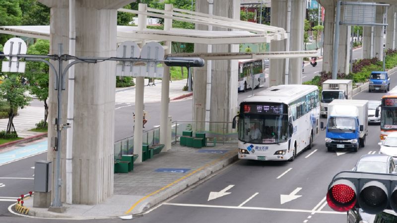 機慢車與公車分流　新莊思源路設置新北首條公車優先道
