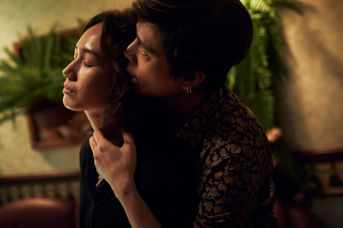 ▲小薰（左）被柯朋宇狠拉頭髮，上演激情戲。（圖 / 七十六号原子提供）