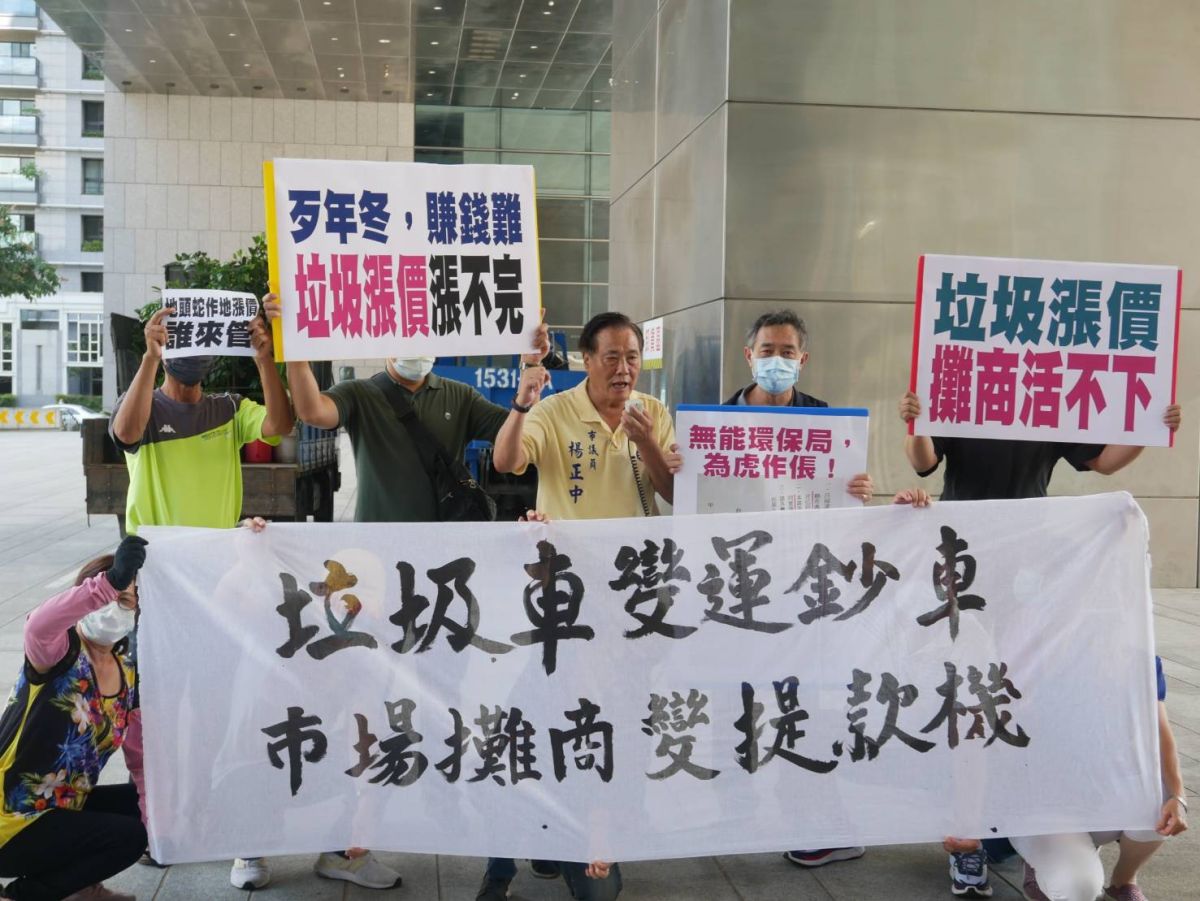 ▲中市水湳市場攤商，向市議員楊正中陳情，希望環保局正視垃圾問題，莫讓不肖投機分子趁機漲價(圖／柳榮俊攝2020.8.6)