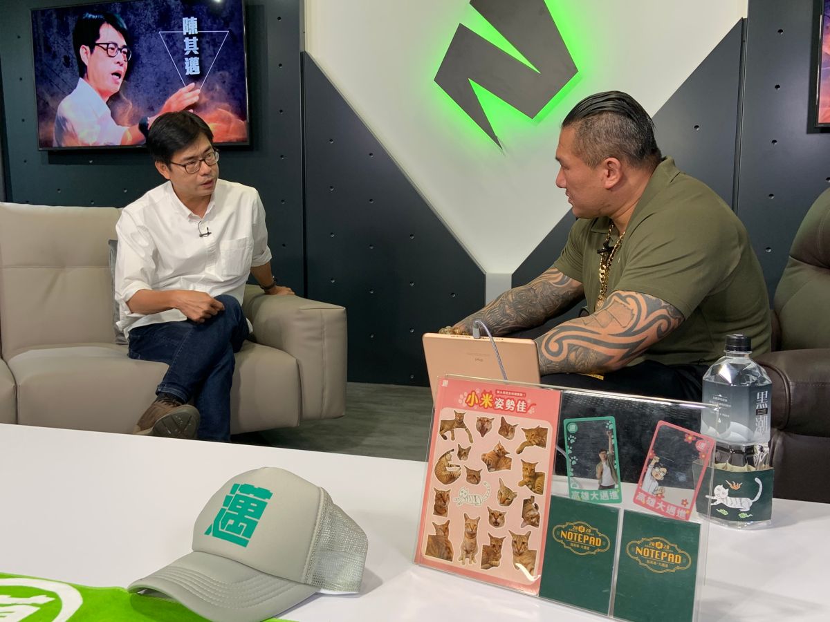 ▲高雄市長補選民進黨候選人陳其邁昨晚上館長陳之漢談話節目，陳其邁表示親情難切割，會以最嚴標準看自己。（圖／陳其邁競選總部提供）