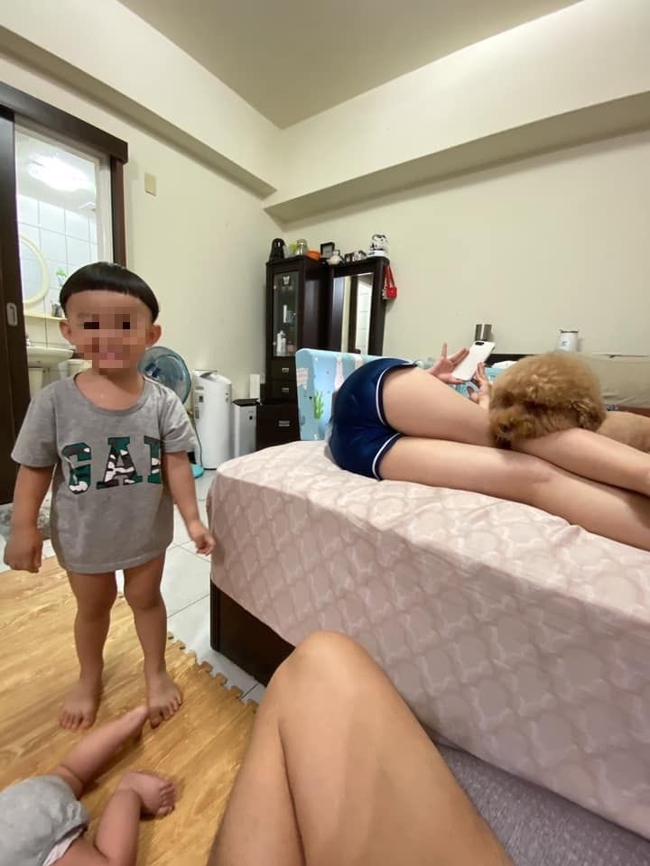 ▲網友詢問大家,喜歡小孩子留「西瓜皮」髮型嗎?但一旁媽媽的美腿卻成為全場焦點。(圖/翻攝自爆廢公社)