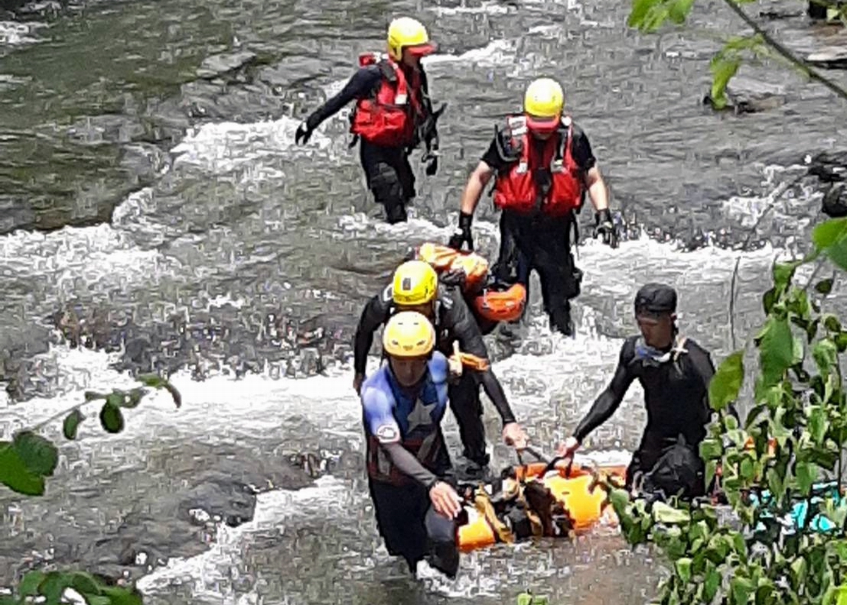 ▲屏東三地門鄉海神宮戲水秘境一男一女溺斃，消防局立即派遣三地門分隊、高樹分隊、特搜大隊及第一大隊共計出動各式救災車輛7車15名警消前往救援，現場洽有台南市消防局4名休假警消人員至海神宮遊玩，聽聞消息立即協助救援，將2名溺者拉起1男1女已明顯死亡。（圖／屏東縣消防局提供 2020.08.06）