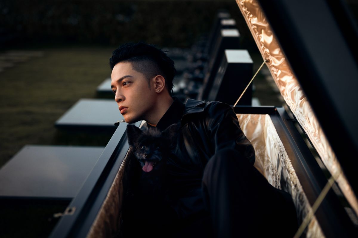 ▲J.Sheon在墓園躺棺材拍攝MV，笑說是吸靈氣，其中一位參與拍攝的猛男有陰陽眼，竟意外被「煞到」。（圖／索尼音樂提供）