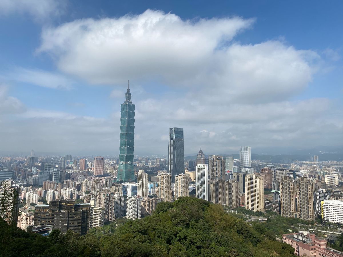 ▲時代力量黨團力推囤房稅，根據監察院的財產申報資料，立委陳椒華（右）與先生申報了共有4筆建物，擁有4房的陳椒華仍堅持要推囤房稅，且喊出該繳的稅、她絕對願意繳。（圖／時代力量黨團提供）