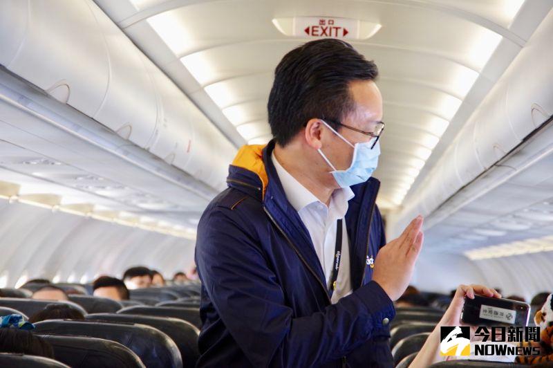 ▲台灣虎航董事長陳漢銘在機上一一向旅客打招呼。（圖／記者陳致宇攝）