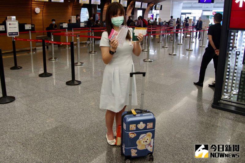 ▲旅客吳小姐帶著「浪跡天涯行李箱」一起登機，她說這樣才更有出國的感覺。（圖／記者陳致宇攝）