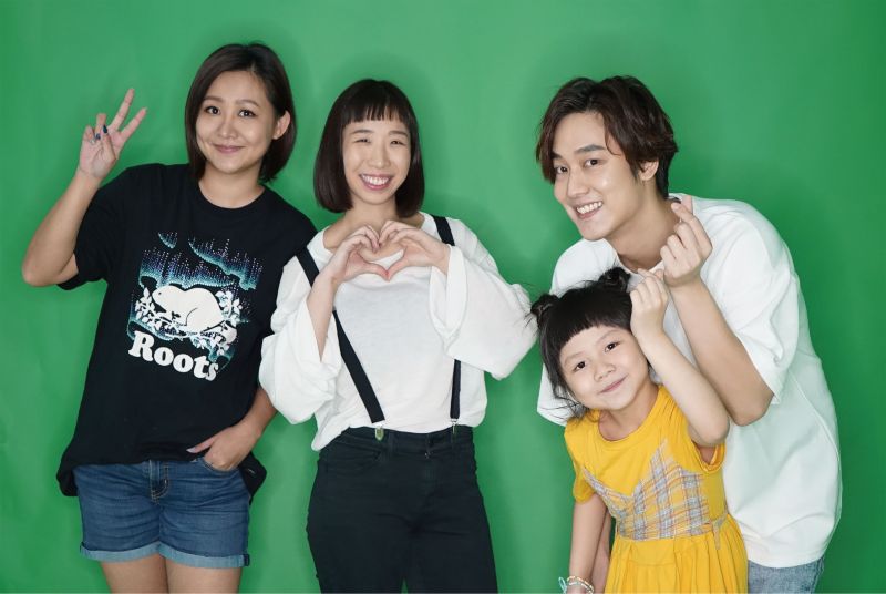▲馬來西亞華僑多多姊姊（左二）合體親子網紅「那對夫妻」一起拍攝歌曲MV，把這首歌當作父親節禮物送給爸爸。（圖／上行娛樂提供）