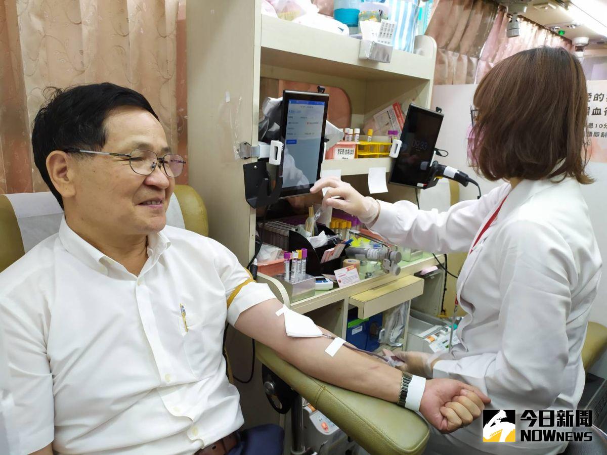 ▲台電彰化區營業處業務副處長邱華龍趁公務空檔，響應「捐血2020　台電愛您愛您」活動。（圖／記者葉靜美攝，2020.08.06）