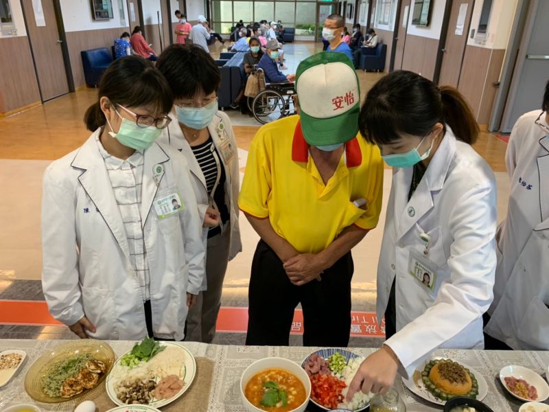 ▲雲基營養師指導吞嚥照護飲食製備技巧。(圖/記者洪佳伶攝,2020.08.06)