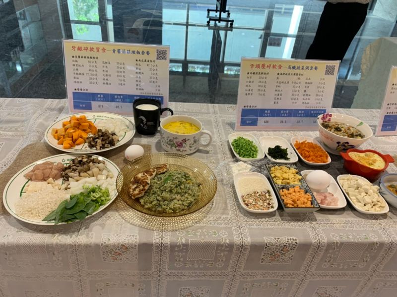 ▲雲基營養師指導吞嚥照護飲食製備技巧。(圖/記者洪佳伶攝,2020.08.06)