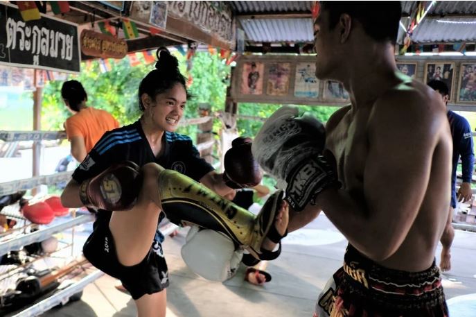 ▲18歲的專業拳擊手Kullanat Yoohanngoh正和弟弟Phoobadin進行訓練 。（圖／翻攝自推特）