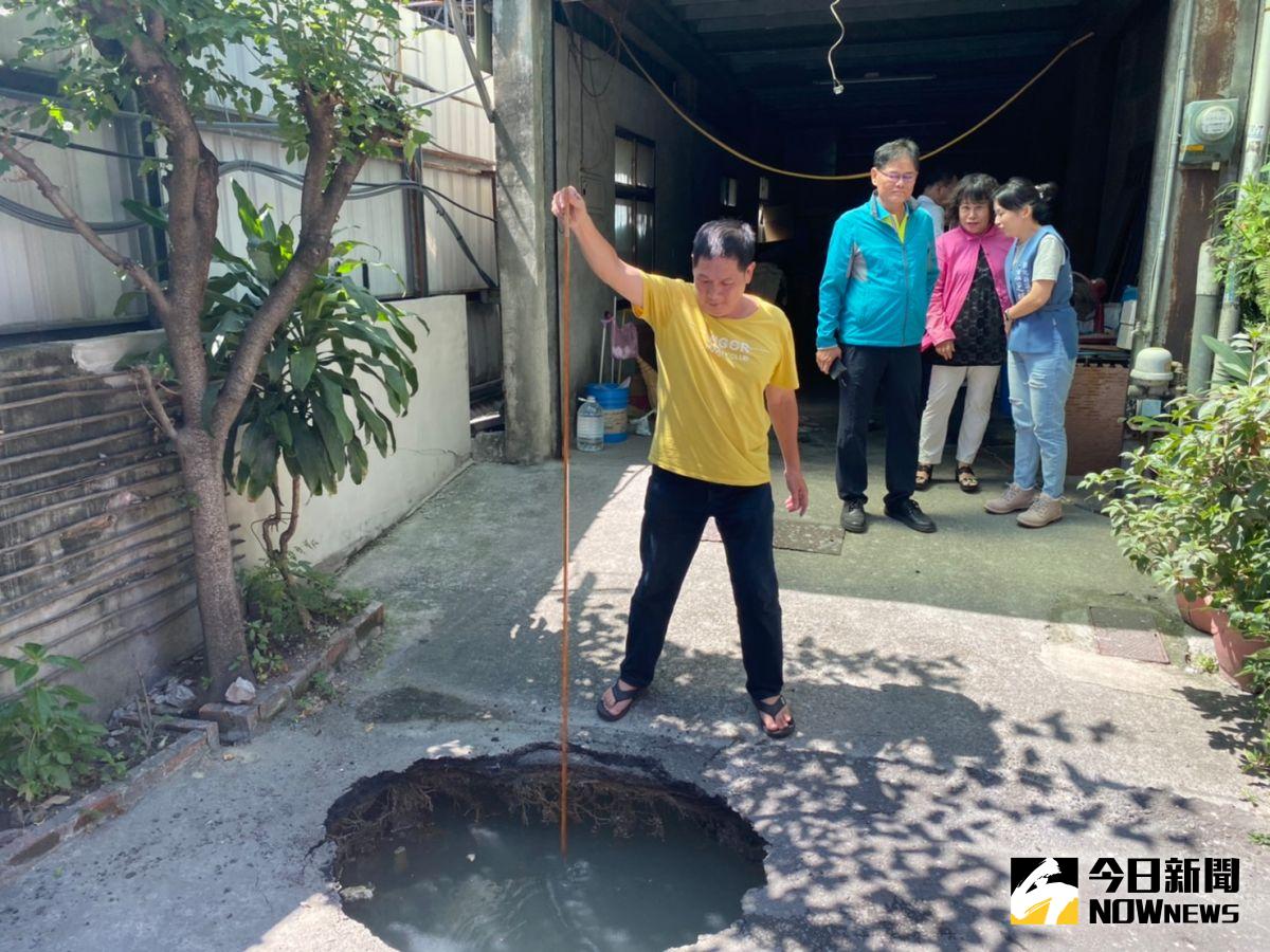 ▲彰基醫院七期大樓興建工程造成路面塌陷，如被隕石砸中，疑似地下水位上升，住戶拿出2米竹竿試探，卻似黑龍潭，深不見底。（圖／記者陳雅芳攝，2020.08.06）