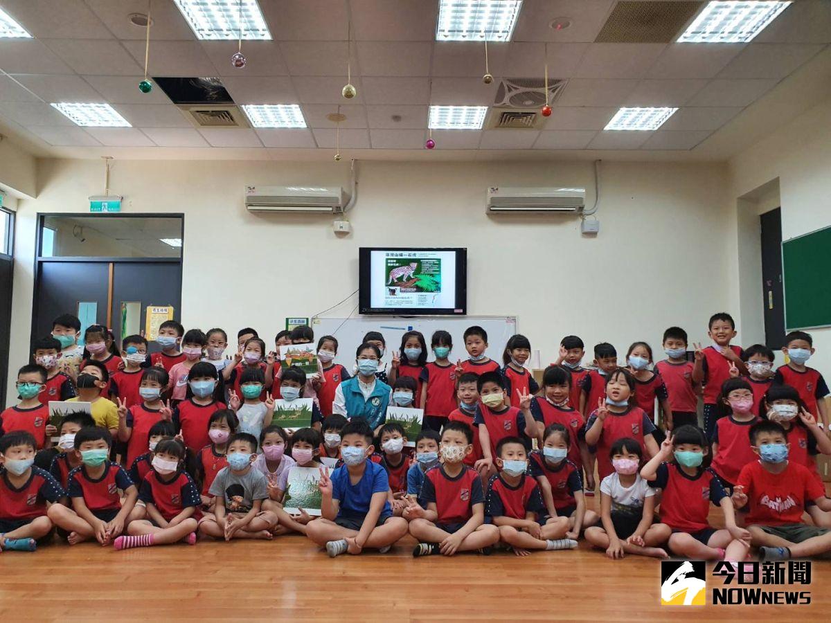 ▲立法委員陳秀寶化身秀寶姐姐到和美鎮托講故事，看小朋友認真聽故事的神情真是太可愛了，小朋友包圍著陳秀寶的感覺好幸福。（圖／記者陳雅芳攝，2020.08.06）