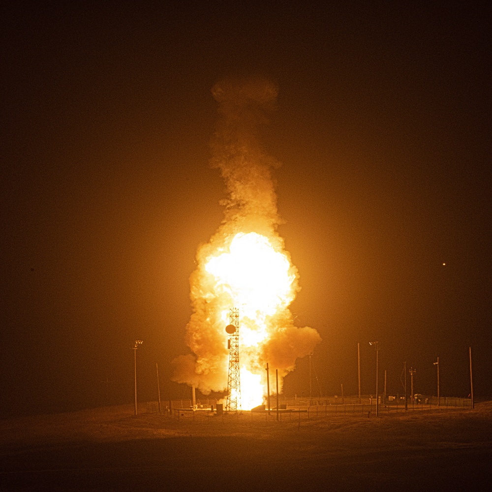 ▲美軍於 4 日在加州范登堡空軍基地試射 1 枚義勇兵三型洲際彈道導彈。（圖／美聯社／達志影像）
