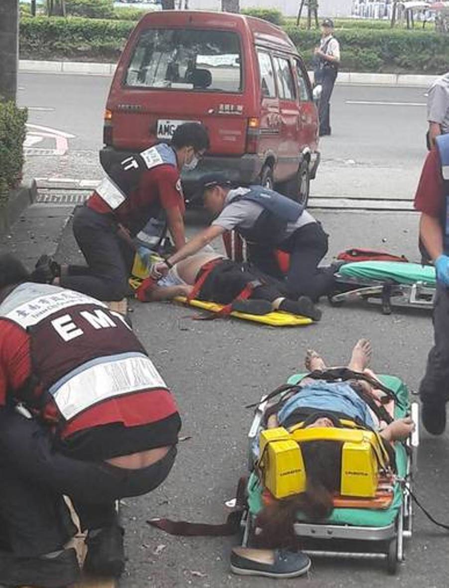 ▲洪當興在法院外開車撞死妻子李怡慧及律師黃政雄。（圖／記者陳聖璋翻攝）