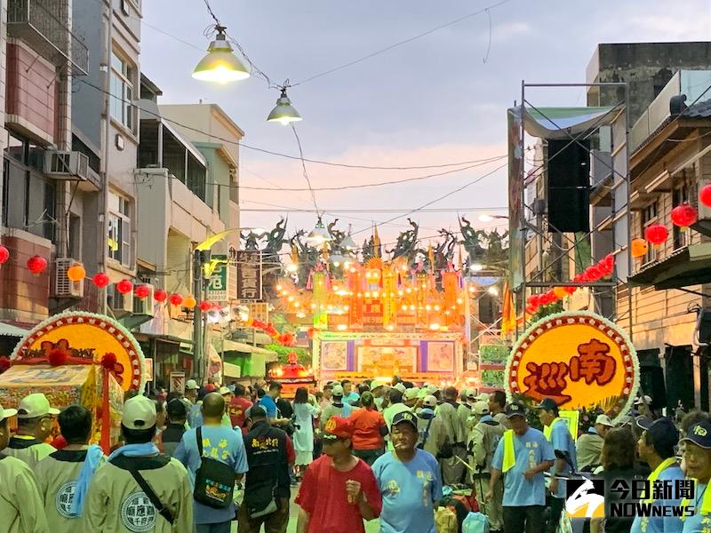 ▲以衝水路迎客王聞名的布袋嘉應廟，人聲鼎沸夜未眠。(圖／記者陳惲朋攝)