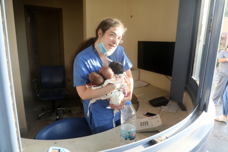 ▲大爆炸後，攝影記者賈維希在貝魯特的魯姆醫院，拍下護士於危難中冷靜拯救並照顧三名新生嬰兒的照片，感動許多人。（圖／翻攝自 Kareem Shaheen 推特）