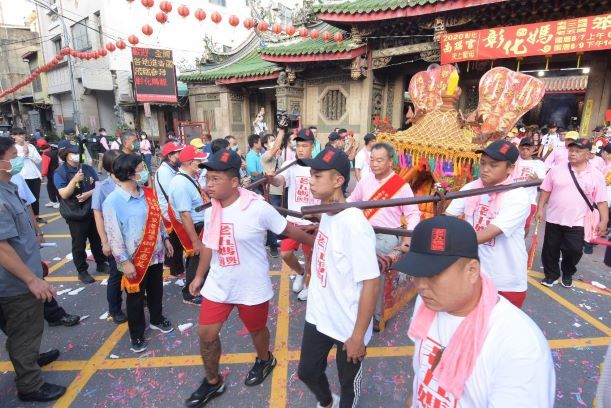 ▲南瑤宮庚子年笨港進香活動,在與會成員行禮、點起馬炮、二通炮、三通炮後起駕。(圖/記者葉靜美攝,2020.08.07)