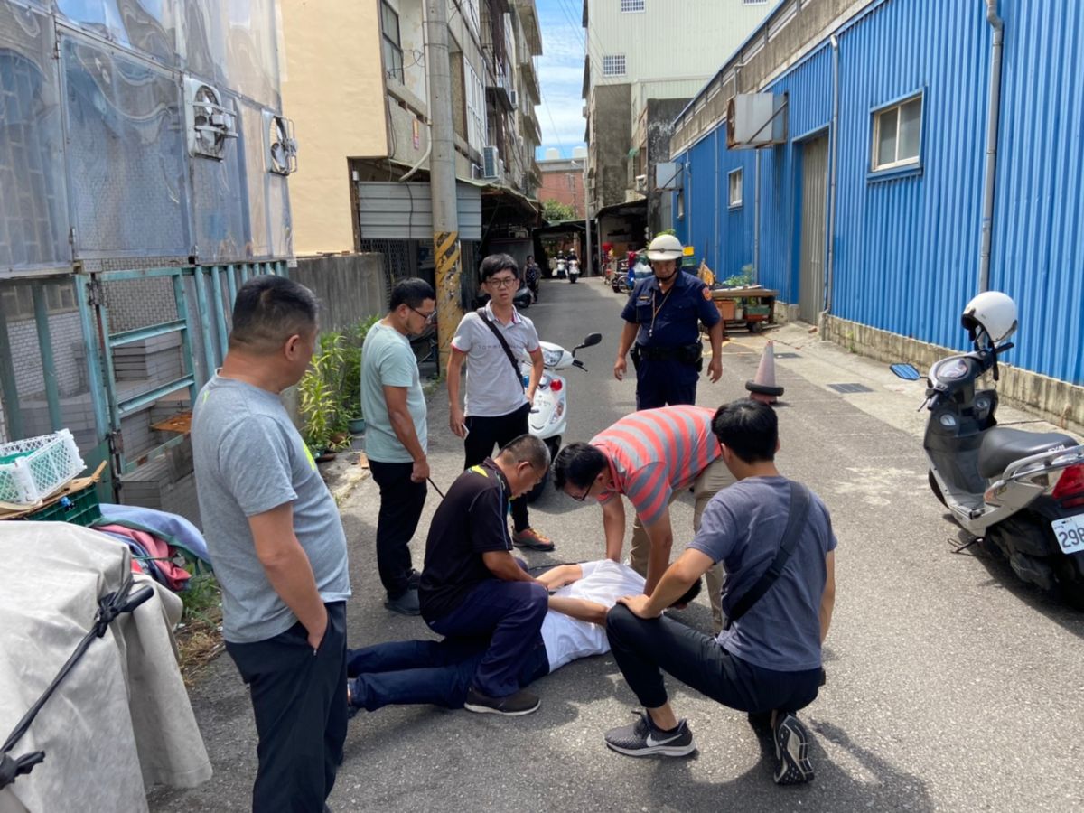 ▲大甲警方至詐騙集團指定交付款項地點埋伏，待車手取款時，一舉逮捕面交「玲」姓車手。(圖／警方提供2020.8.7)