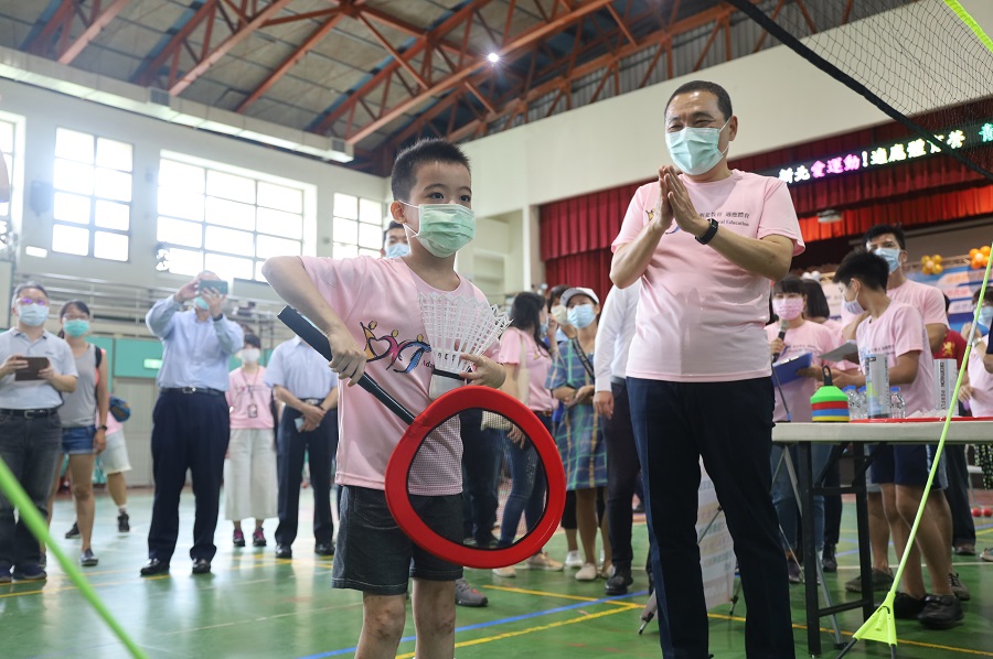 ▲新北市青山國中小舉辦身障學生適應體育暑期育樂營活動，市長侯友宜出席與45位身障學生一起進行地板滾球大賽。（圖／新北市教育局提供）
