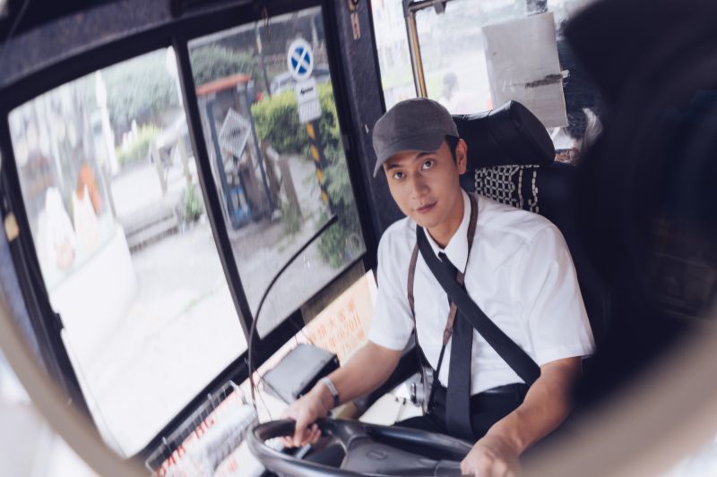 ▲劉冠廷飾演公車司機，訓練3天就開公車上路。（圖／牽猴子）