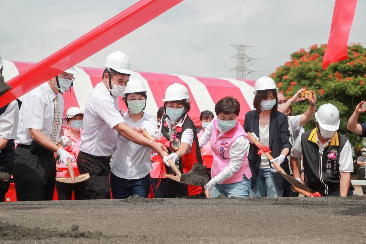 ▲中市府、中央及后里國中合作斥資7000萬元興建活動中心動工。(圖／市政府提供2020.8.7)