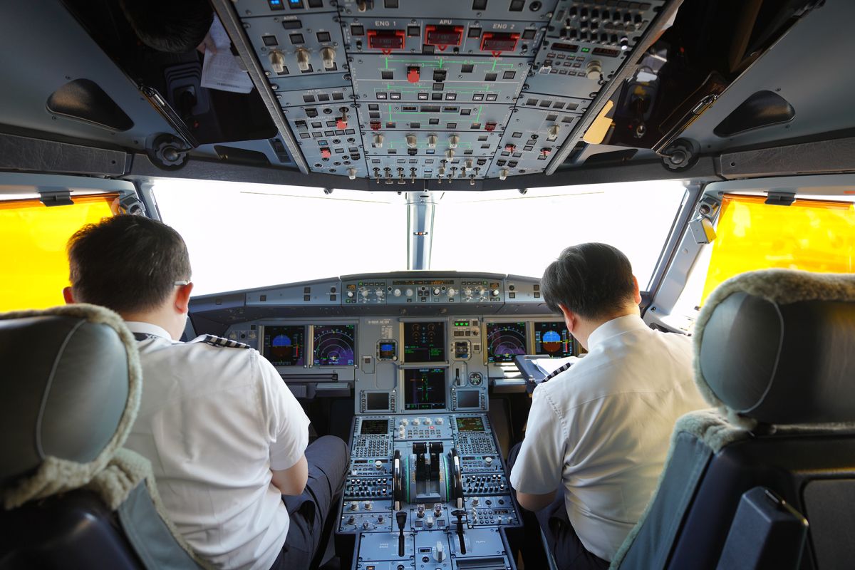 ▲星宇航空「好想出國」旅行專案今（7）日啟航，機長及副機長準備作業。（圖／星宇航空提供）