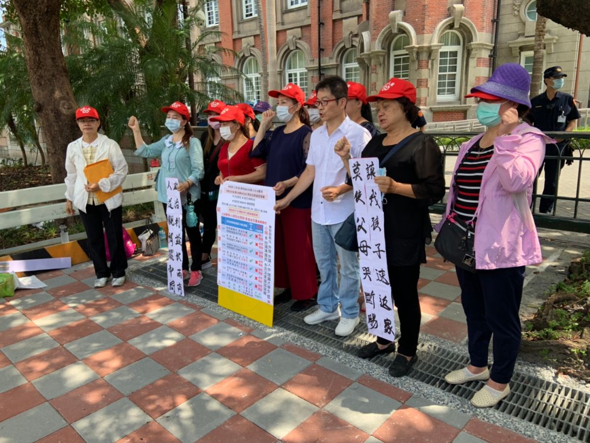 ▲台灣滯陸孩童父母自救會7日到監察院陳情。 (圖/記者吳承翰攝)