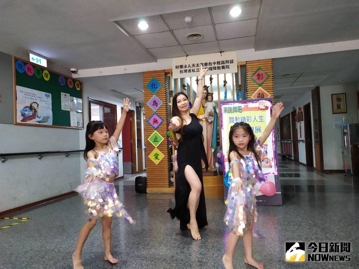 ▲舞展節目安排34首舞蹈表演，團長曹思媚的中東燭台舞為最後壓軸舞碼。（圖／記者葉靜美攝）