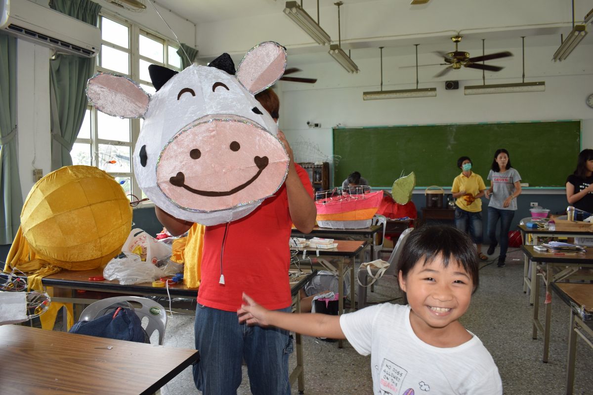 ▲開心創作牛花燈。（圖／記者洪佳伶攝,2020.08.07）