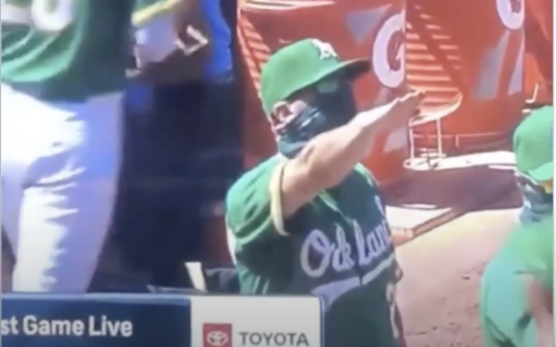 ▲運動家隊板凳教練無意間做出納粹禮引發爭議。（圖／截圖取自Matematik Sınıf頻道）