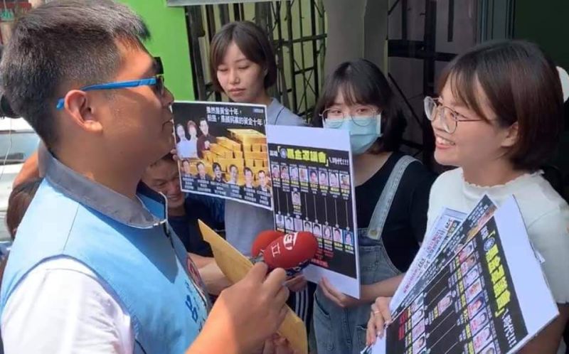 ▲▲國民黨高雄市長候選人李眉蓁今天派發言人呂謦煒遞交「反貪腐挺清廉」切結書到陳其邁陣營遭工作人員告知應對國民黨層出不窮的舞弊行為好好檢討,而不是跑來踢館。(圖/陳其邁競選總部提供)